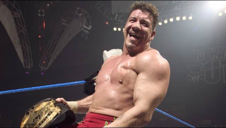 Eddie Guerrero festeja con el campeonato de la WWE