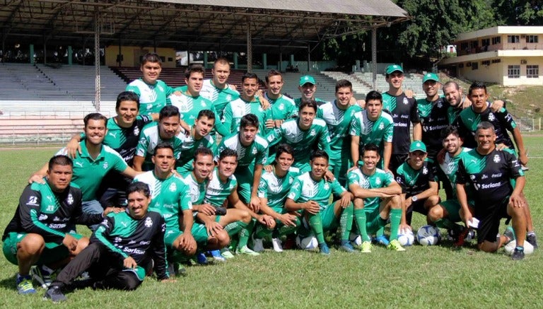 Jugadores de Santos reconociendo la cancha del Estadio Pedro Marrero