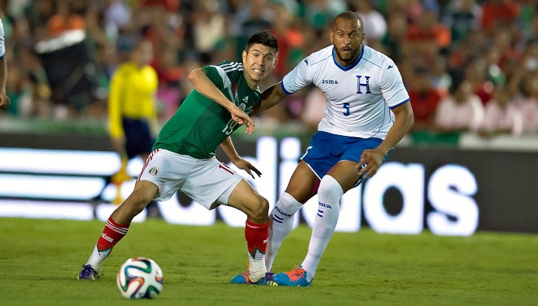 Víctor Bernárdez en un partido contra México