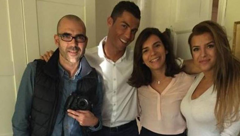 CR7 y Marisa Mendes con unos amigos