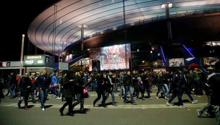 La gente abandona las inmediaciones del Stade de France