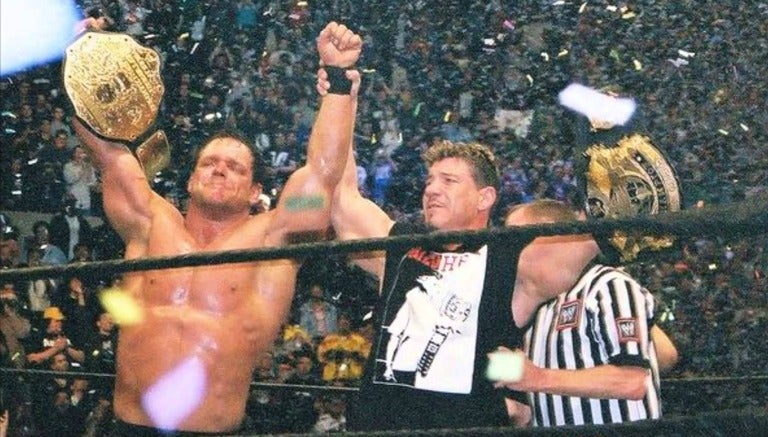 Eddie Guerrero y Chris Benoit festejan en WM XX