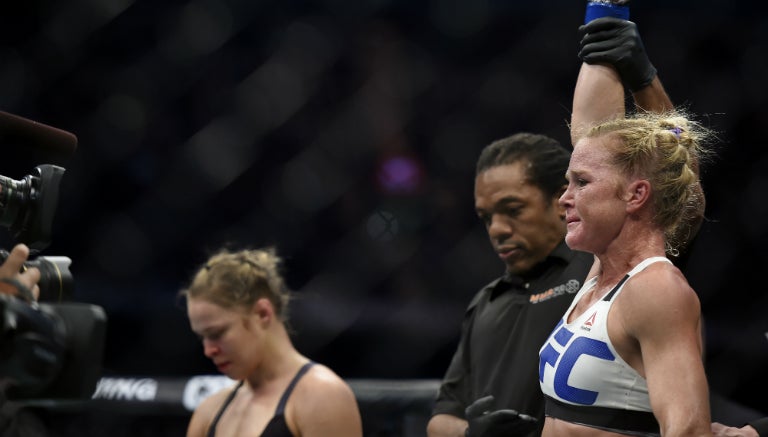 Holm con el cinturón que la acredita como campeona