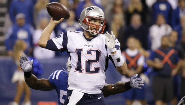 Brady, a punto de lanzar el ovoide