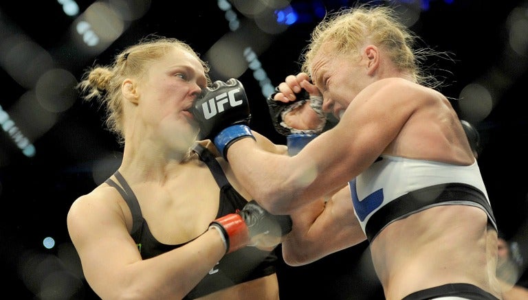 Rousey y Holm durante el evento 193 de la UFC 