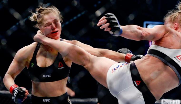 Momento en el que Rousey es impactada