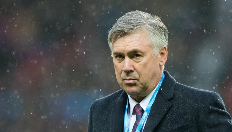 Carlo Ancelotti en un partido amistoso en Old Trafford