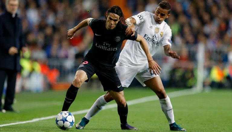 Edinson Cavani en un partido del PSG contra Real Madrid