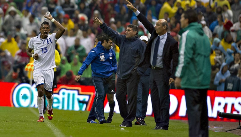 Suárez reparte instrucciones en 2013