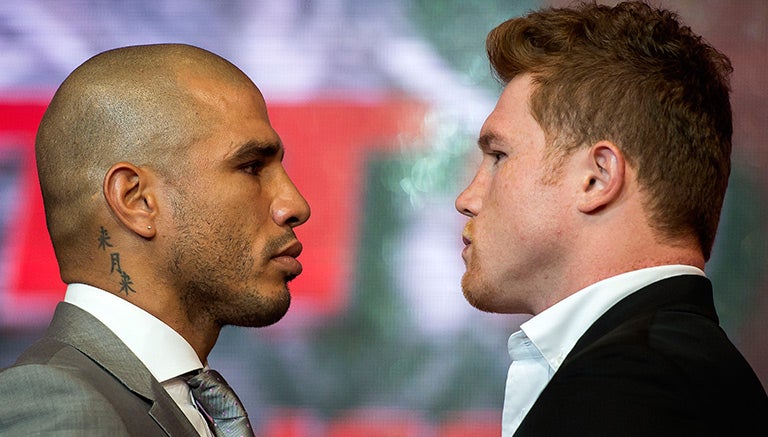 Cotto y Canelo se encaran durante la presentación de la pelea