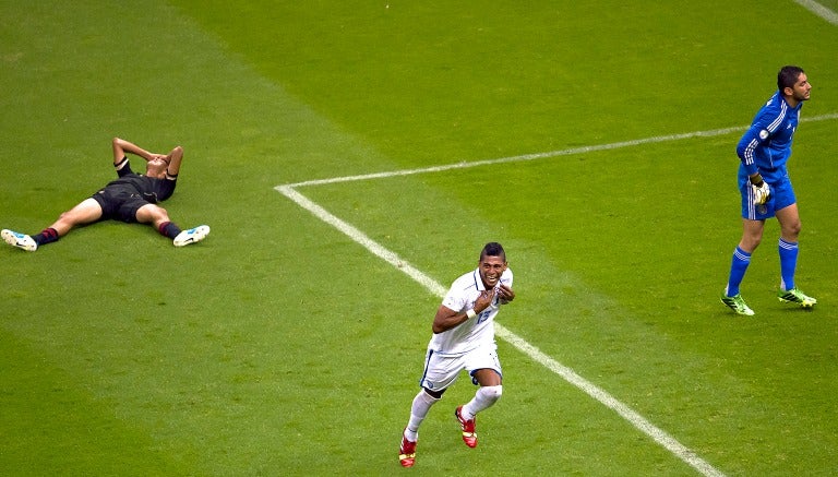 Carlos Costly celebra un gol en el Azteca frente al Tri