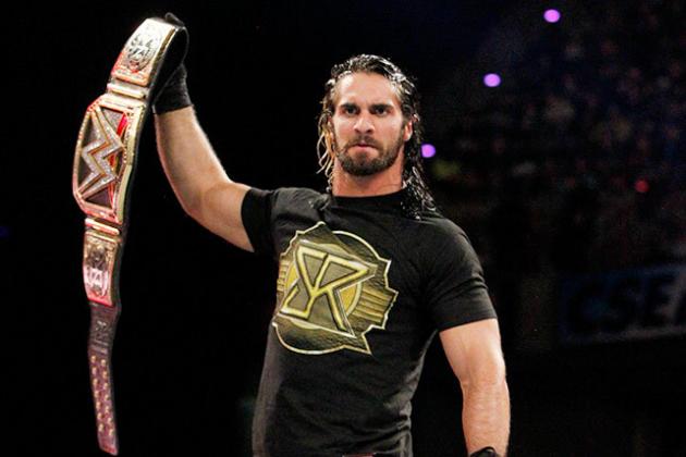 Seth Rollins posa con el cinturón de campeón 