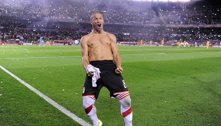 Carlos Sánchez en un partido con River Plate 