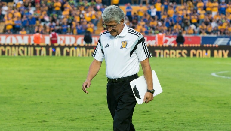 Ricardo Ferretti antes de un partido de Tigres