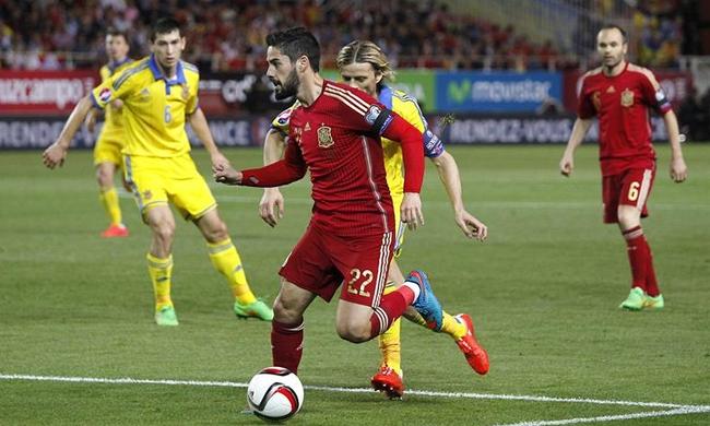 Isco conduce balón en juego de España 