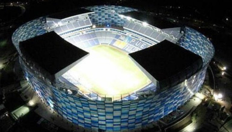 Así luce el Estadio Cuauhtémoc, por la noche