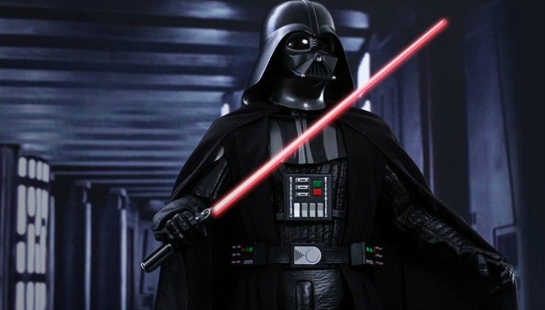 Darth Vader con su sable de luz