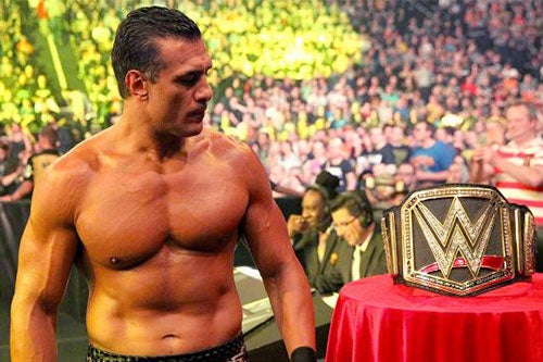 Alberto del Río observa el campeonato WWE Mundial Pesado