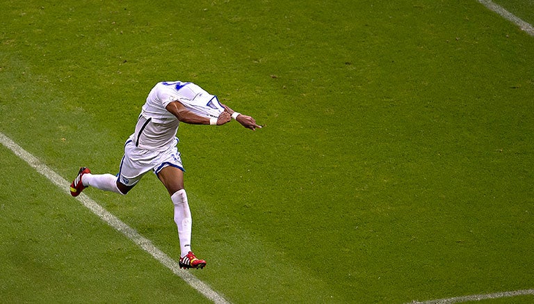 Costrly festeja el gol contra el Tri