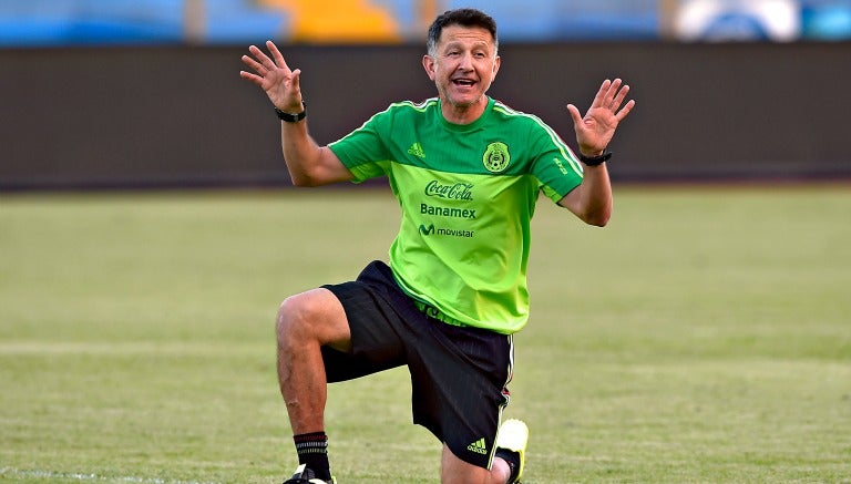 El DT colombiano observando la entrenamiento del Tri