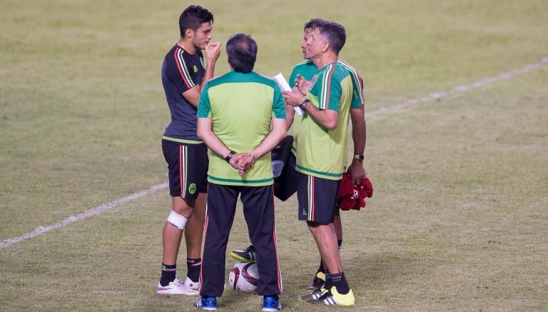 Osorio charlando con Jiménez sobre su lesión