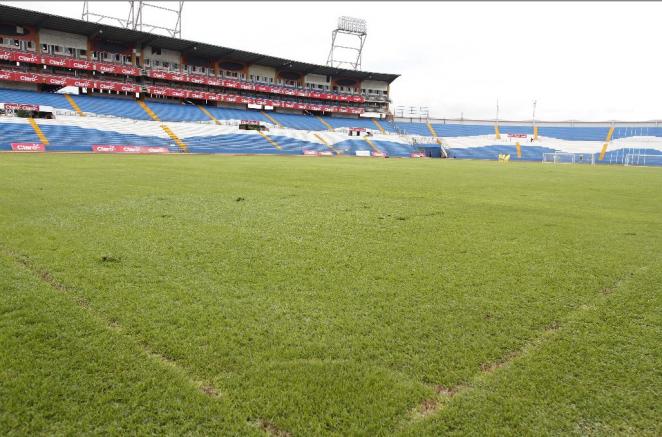 El pasto de la cancha se encuentra en mal estado