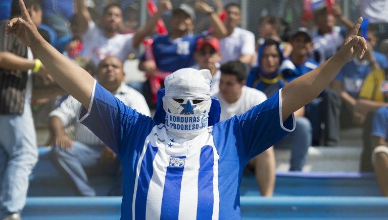 Aficionado de Honduras muestra su pasión en las gradas del estadio 