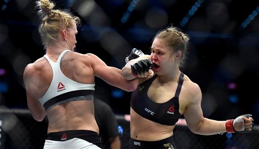 Holly Holm y Ronda Rousey combaten por campeonato de peso gallo