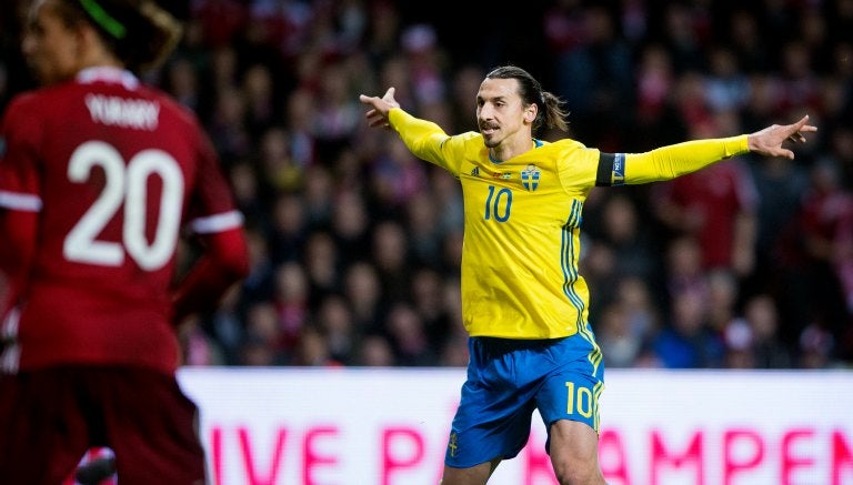 Zlatan Ibrahimovic festejando el pase se Suecia a la Euro