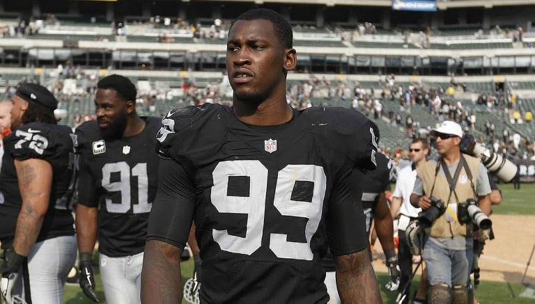 Aldon Smith, en un partido con los Raiders