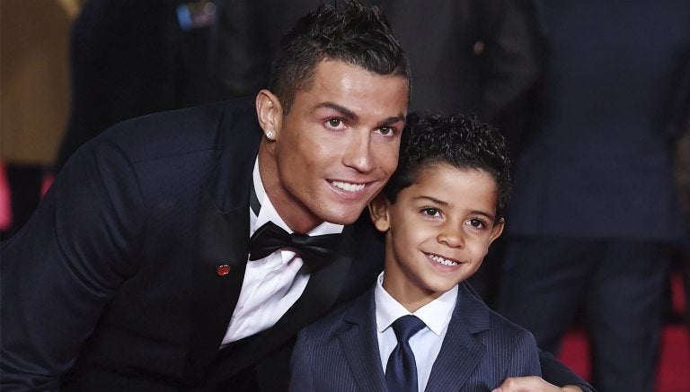 Cristiano Ronaldo con su hijo en la presentación de su documental