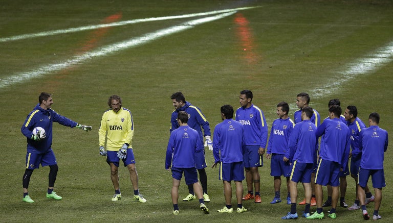 Las luces del inmueble iluminaron el entrenamiento de Boca