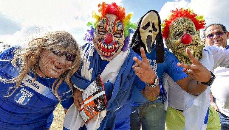 Aficionados de Honduras portan máscaras