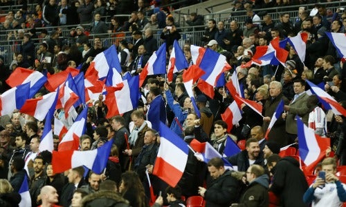 Aficionados ondean banderas de Francia