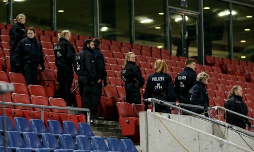 Elementos de seguridad buscan un objeto en el estadio