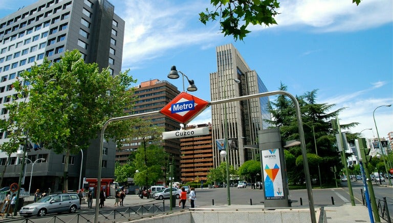 Entrada al Metro Cuzco en Madrid