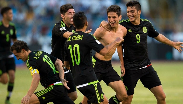 Damm celebra su gol contra Honduras con sus compañeros 