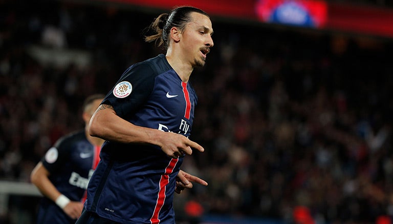 Zlatan, en un duelo con el PSG