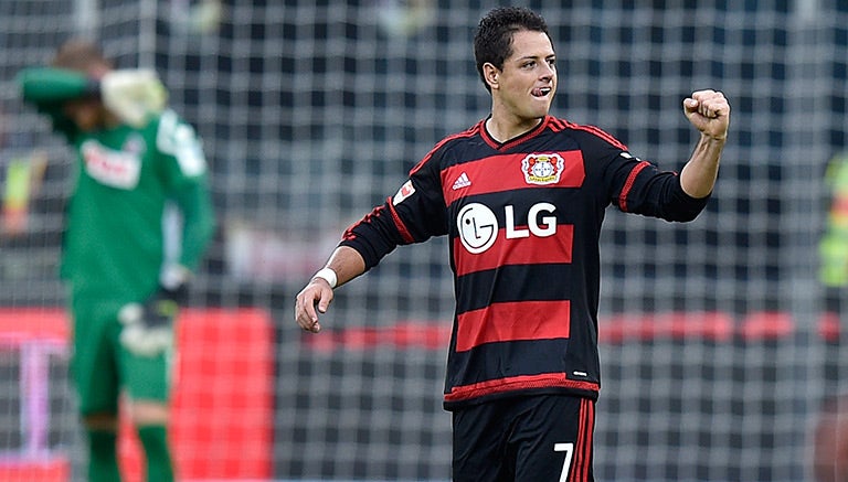 Chicharito, en un duelo con el Leverkusen