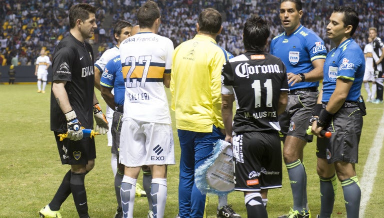 Futbolistas de Boca y Puebla durante el incidente