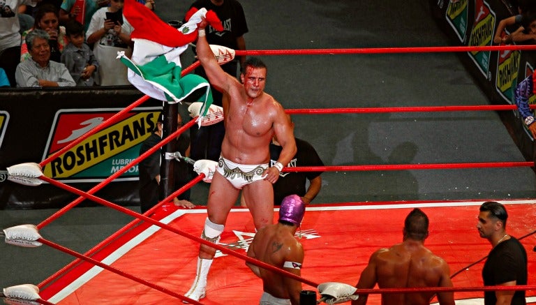 Alberto del Río levanta la bandera de México