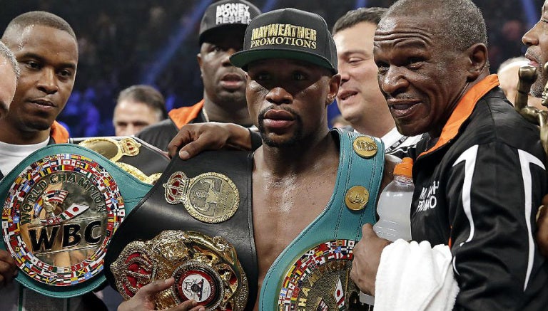 Floyd posa con sus múltiples campeonatos