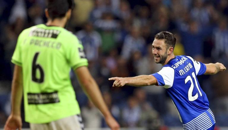 Layún festeja un gol con los Dragones