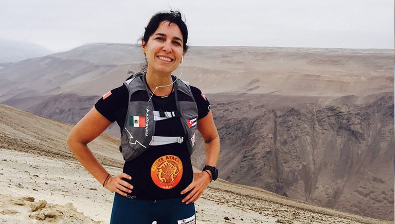 Nahila Hernández, posando en el desierto