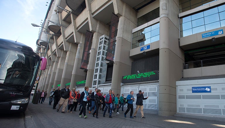 Turistas recorren por fuera el Santiago Bernabéu