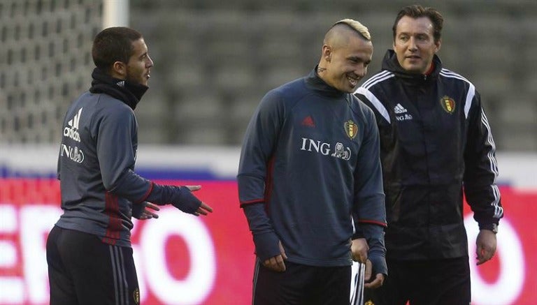 Radja Nainggolan (centro) en un entrenamiento con Bélgica