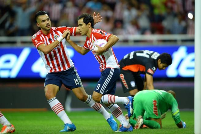 Bravo lleva el balón al mediocampo tras gol