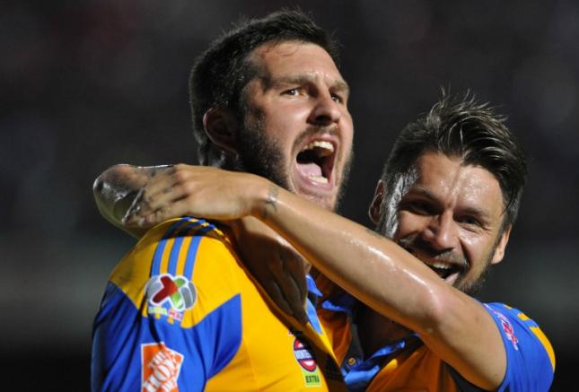 Gignac celebra gol con Sobis