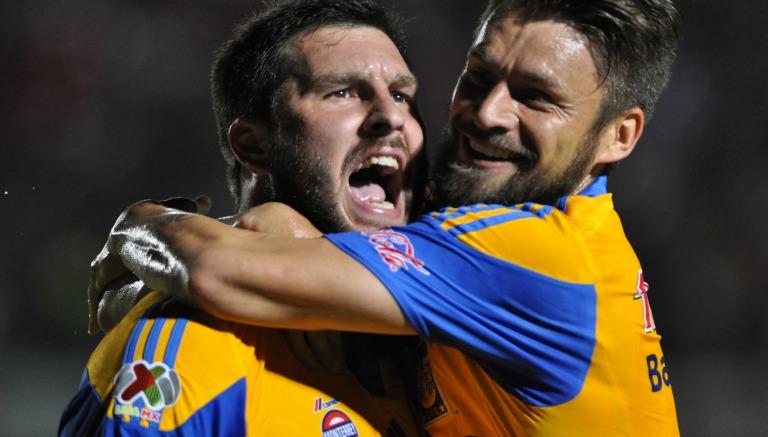 Gignac y Sobis durante festejo de gol