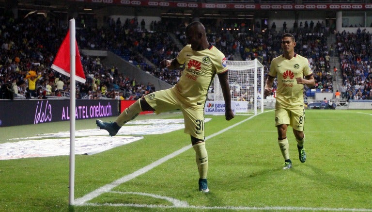 Darwin Quintero celebra un gol en un partido del América